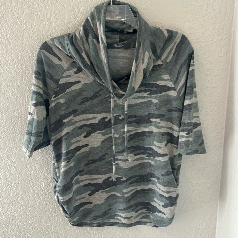 Adorable camp shirt with loose ruched sides